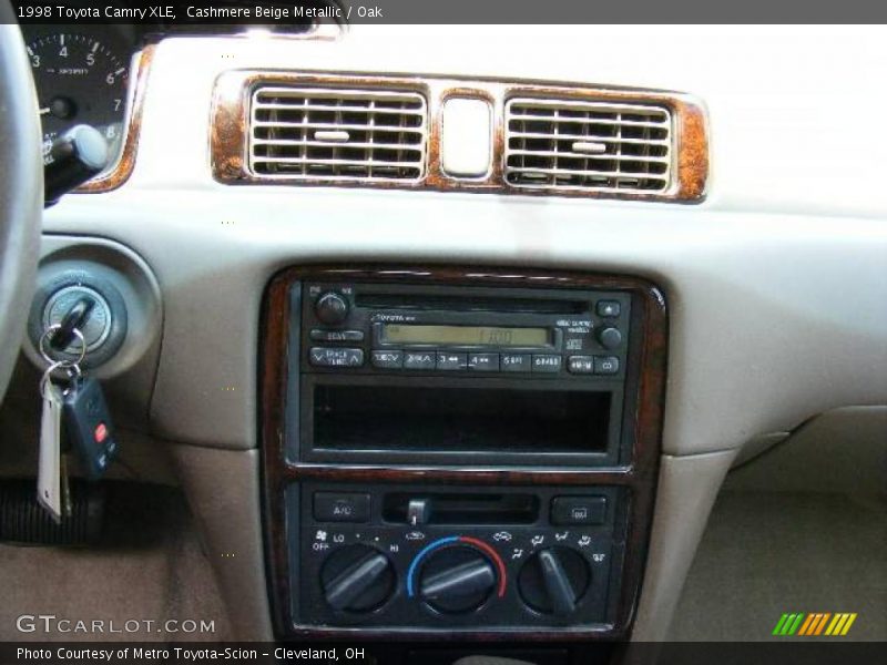 Cashmere Beige Metallic / Oak 1998 Toyota Camry XLE