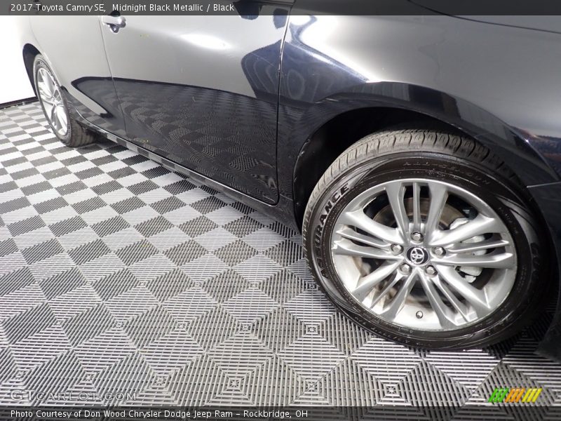 Midnight Black Metallic / Black 2017 Toyota Camry SE