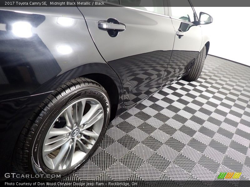 Midnight Black Metallic / Black 2017 Toyota Camry SE