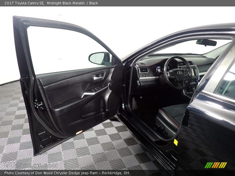 Midnight Black Metallic / Black 2017 Toyota Camry SE