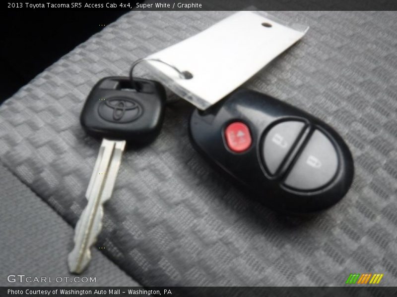 Super White / Graphite 2013 Toyota Tacoma SR5 Access Cab 4x4