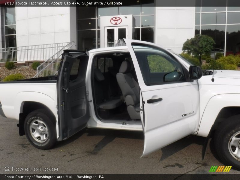 Super White / Graphite 2013 Toyota Tacoma SR5 Access Cab 4x4
