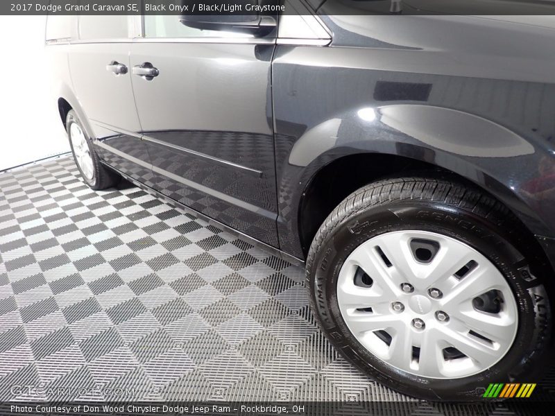 Black Onyx / Black/Light Graystone 2017 Dodge Grand Caravan SE