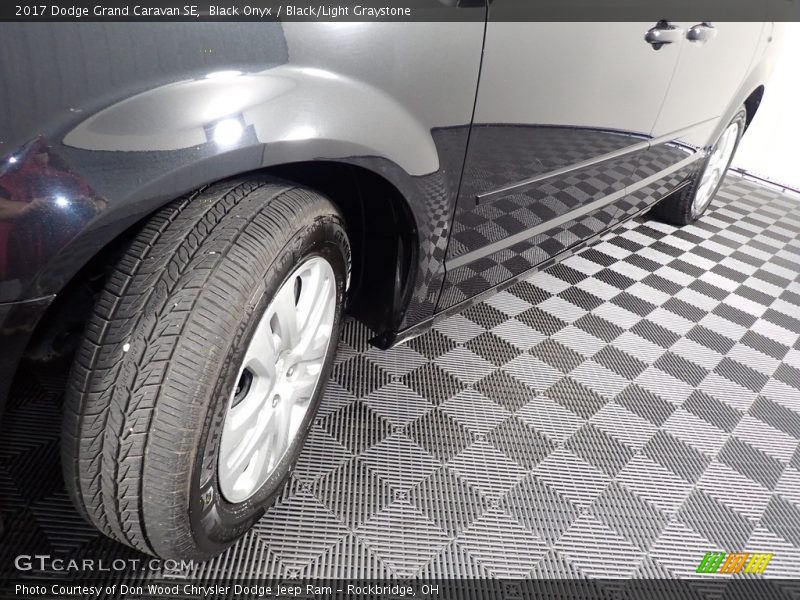 Black Onyx / Black/Light Graystone 2017 Dodge Grand Caravan SE
