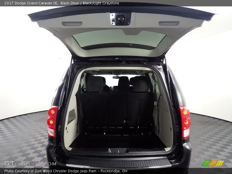 Black Onyx / Black/Light Graystone 2017 Dodge Grand Caravan SE