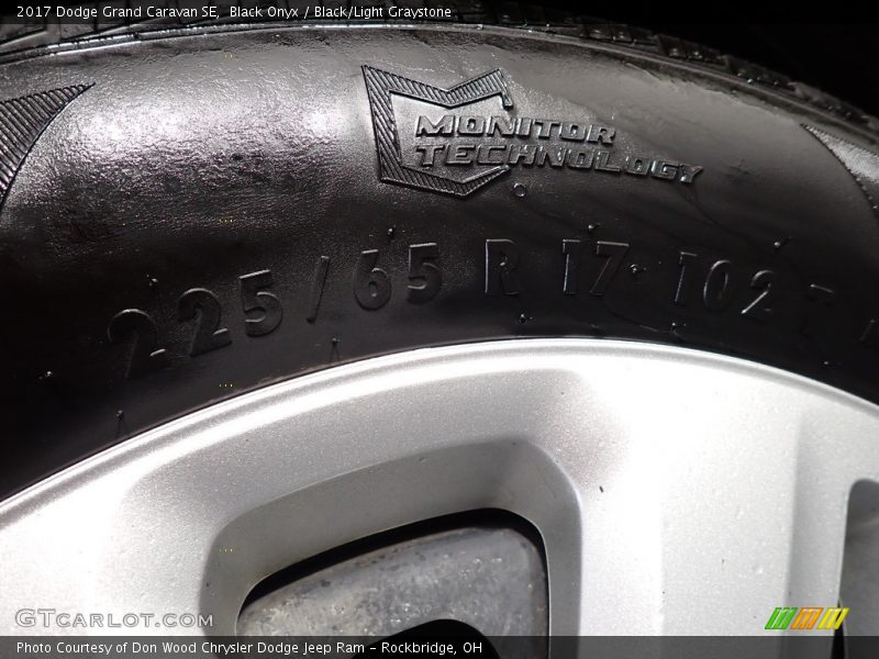 Black Onyx / Black/Light Graystone 2017 Dodge Grand Caravan SE