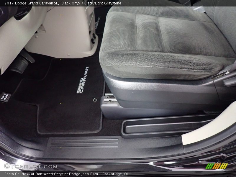 Black Onyx / Black/Light Graystone 2017 Dodge Grand Caravan SE