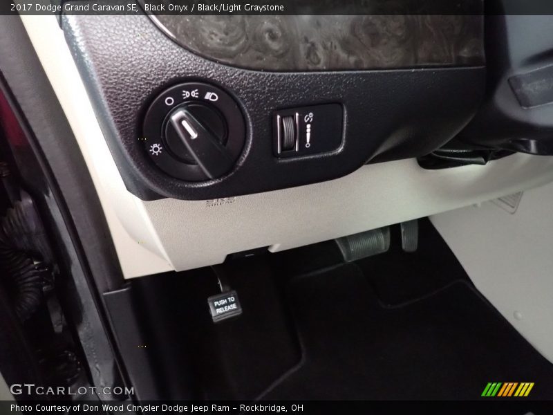 Black Onyx / Black/Light Graystone 2017 Dodge Grand Caravan SE