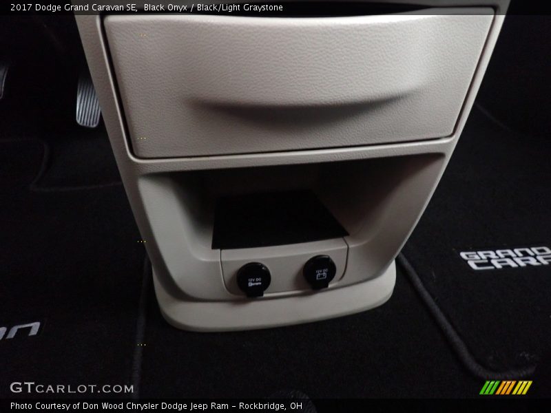 Black Onyx / Black/Light Graystone 2017 Dodge Grand Caravan SE