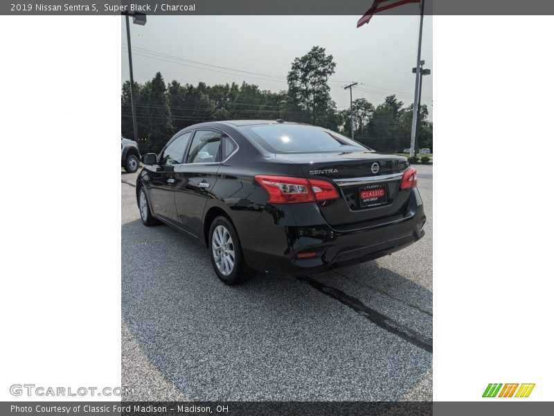 Super Black / Charcoal 2019 Nissan Sentra S