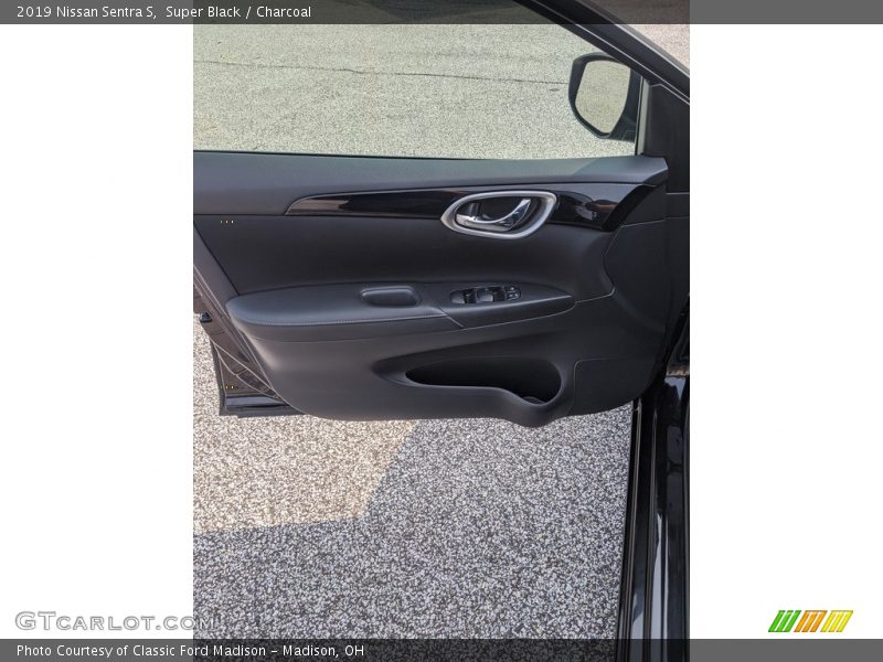 Super Black / Charcoal 2019 Nissan Sentra S
