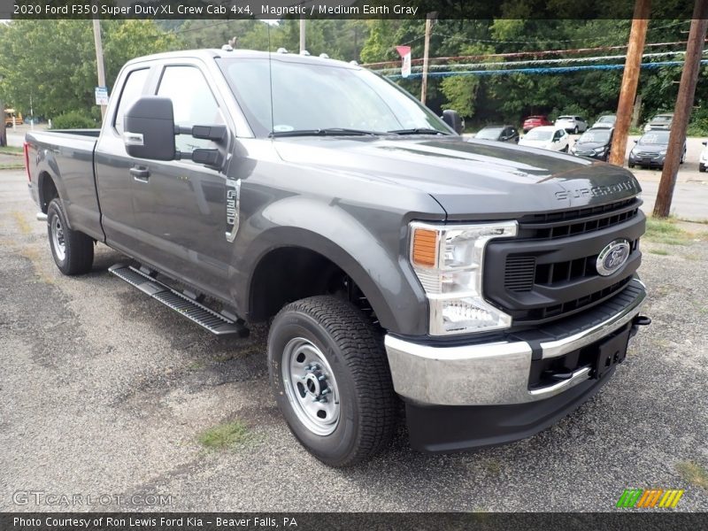 Front 3/4 View of 2020 F350 Super Duty XL Crew Cab 4x4