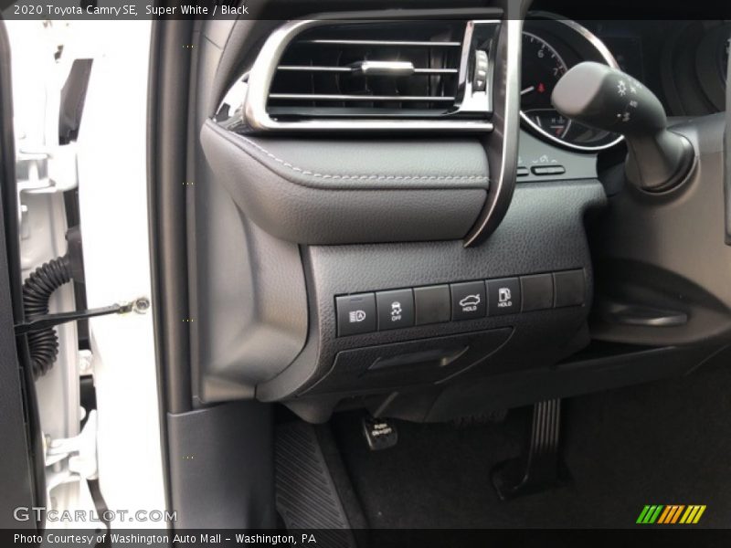 Super White / Black 2020 Toyota Camry SE