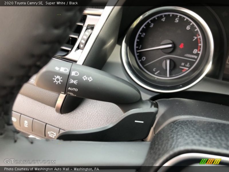 Super White / Black 2020 Toyota Camry SE