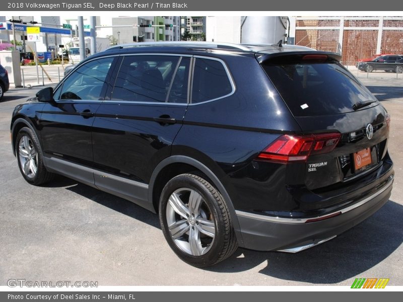 Deep Black Pearl / Titan Black 2018 Volkswagen Tiguan SEL