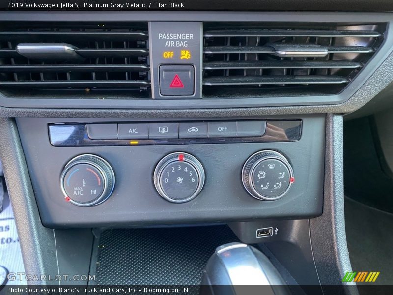 Platinum Gray Metallic / Titan Black 2019 Volkswagen Jetta S