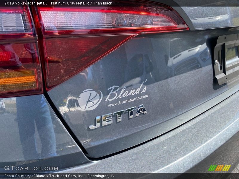 Platinum Gray Metallic / Titan Black 2019 Volkswagen Jetta S