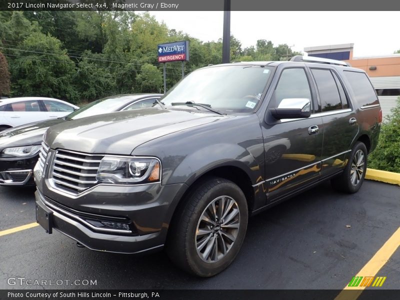 Front 3/4 View of 2017 Navigator Select 4x4