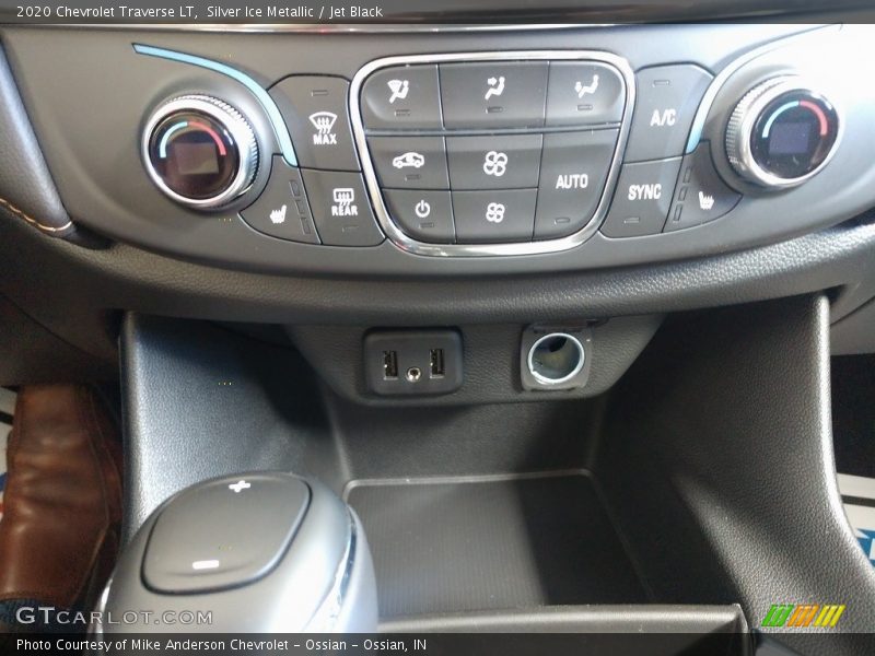 Silver Ice Metallic / Jet Black 2020 Chevrolet Traverse LT