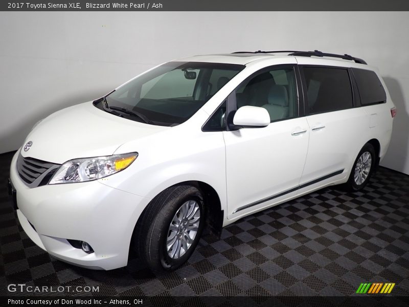 Blizzard White Pearl / Ash 2017 Toyota Sienna XLE