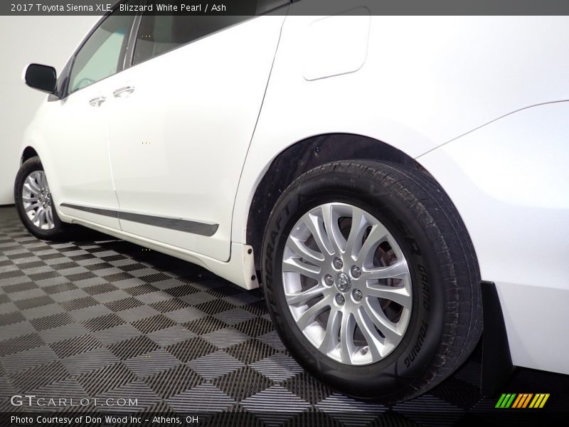 Blizzard White Pearl / Ash 2017 Toyota Sienna XLE