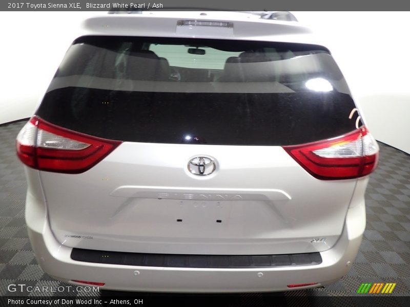 Blizzard White Pearl / Ash 2017 Toyota Sienna XLE
