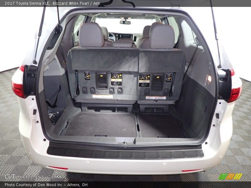 Blizzard White Pearl / Ash 2017 Toyota Sienna XLE