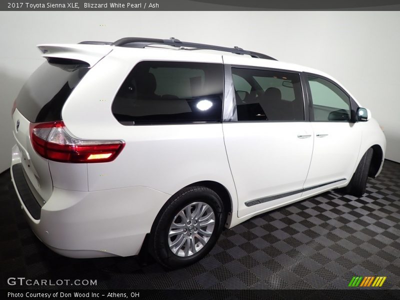 Blizzard White Pearl / Ash 2017 Toyota Sienna XLE