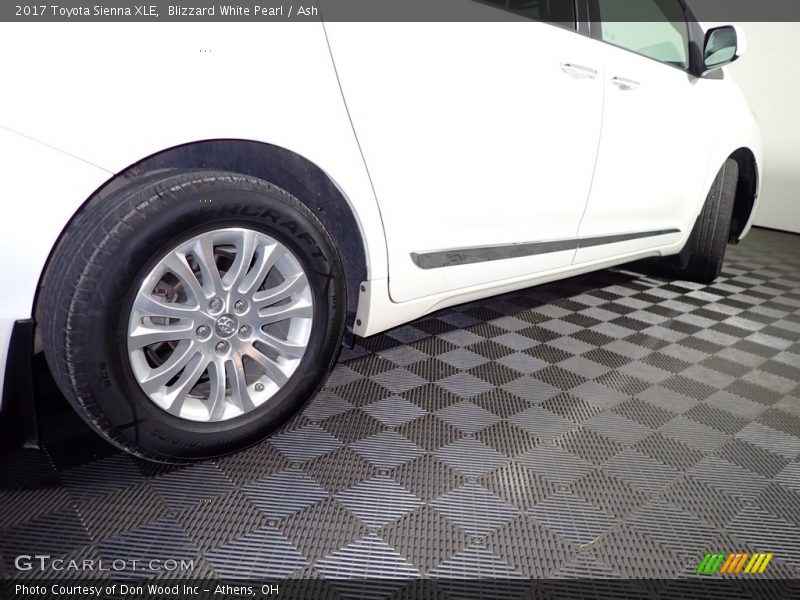 Blizzard White Pearl / Ash 2017 Toyota Sienna XLE