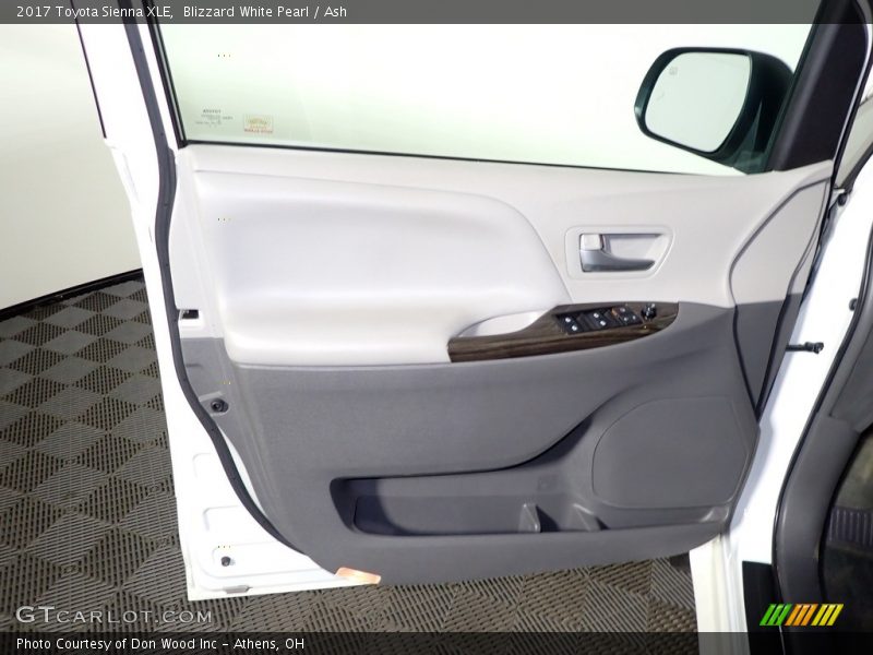 Blizzard White Pearl / Ash 2017 Toyota Sienna XLE