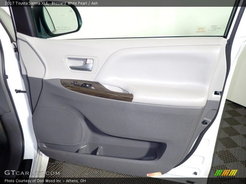 Blizzard White Pearl / Ash 2017 Toyota Sienna XLE
