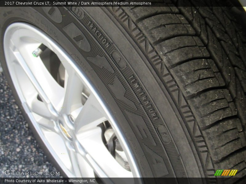 Summit White / Dark Atmosphere/Medium Atmosphere 2017 Chevrolet Cruze LT
