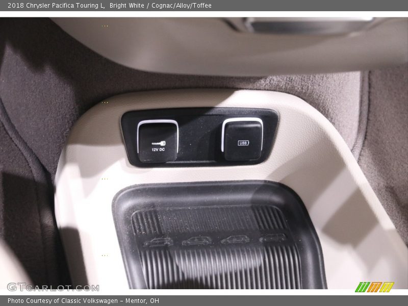 Bright White / Cognac/Alloy/Toffee 2018 Chrysler Pacifica Touring L