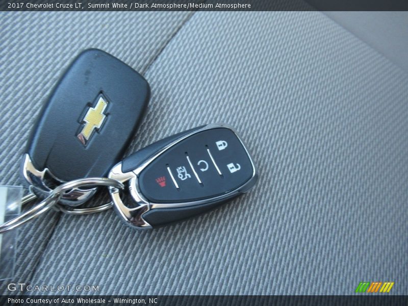 Summit White / Dark Atmosphere/Medium Atmosphere 2017 Chevrolet Cruze LT