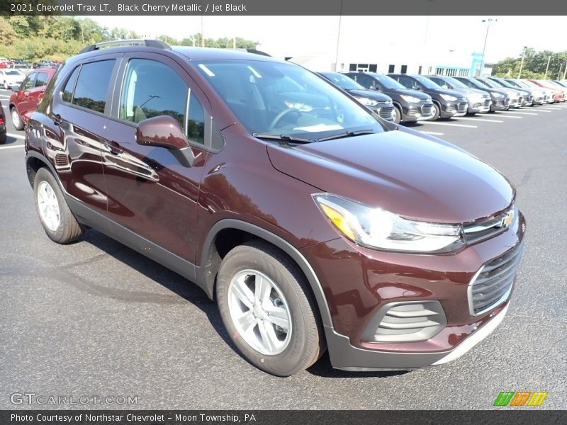Front 3/4 View of 2021 Trax LT