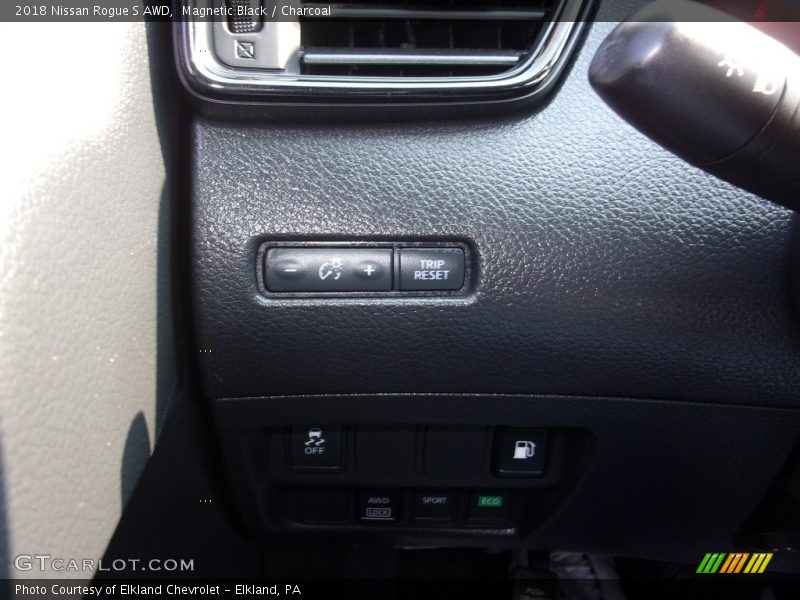Magnetic Black / Charcoal 2018 Nissan Rogue S AWD
