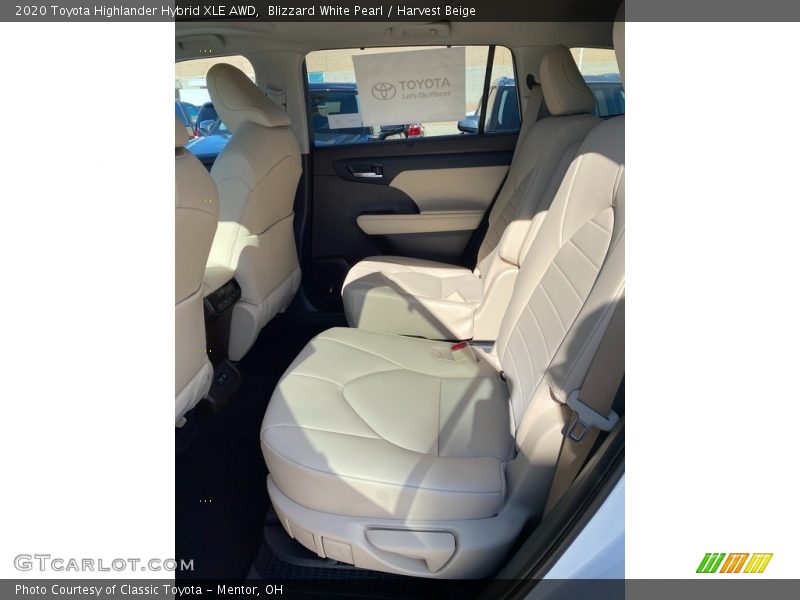 Blizzard White Pearl / Harvest Beige 2020 Toyota Highlander Hybrid XLE AWD