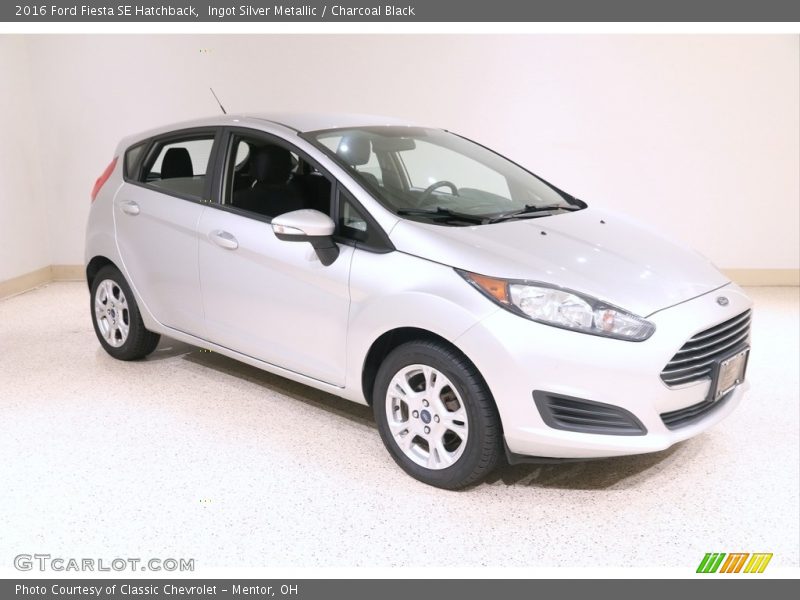 Ingot Silver Metallic / Charcoal Black 2016 Ford Fiesta SE Hatchback