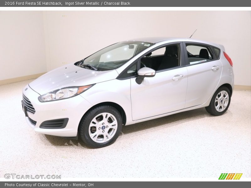 Ingot Silver Metallic / Charcoal Black 2016 Ford Fiesta SE Hatchback