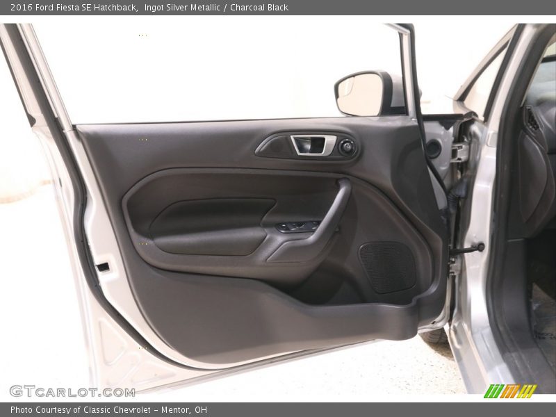 Ingot Silver Metallic / Charcoal Black 2016 Ford Fiesta SE Hatchback