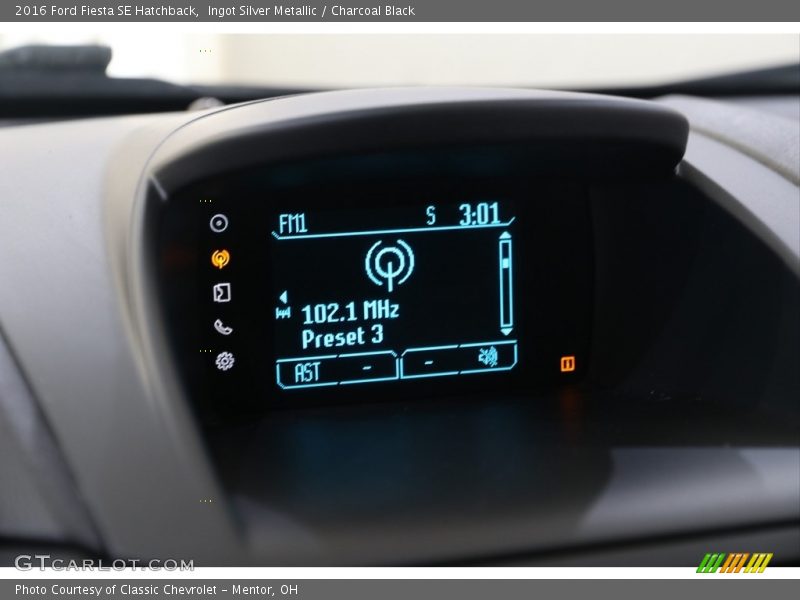 Ingot Silver Metallic / Charcoal Black 2016 Ford Fiesta SE Hatchback