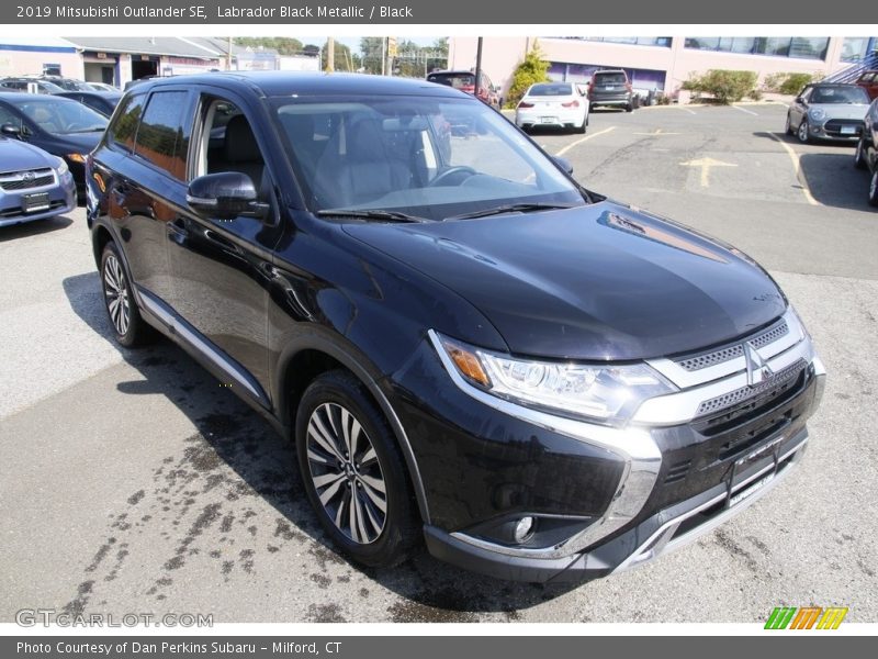 Labrador Black Metallic / Black 2019 Mitsubishi Outlander SE