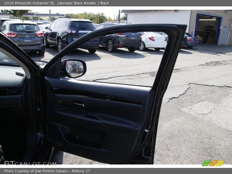 Labrador Black Metallic / Black 2019 Mitsubishi Outlander SE