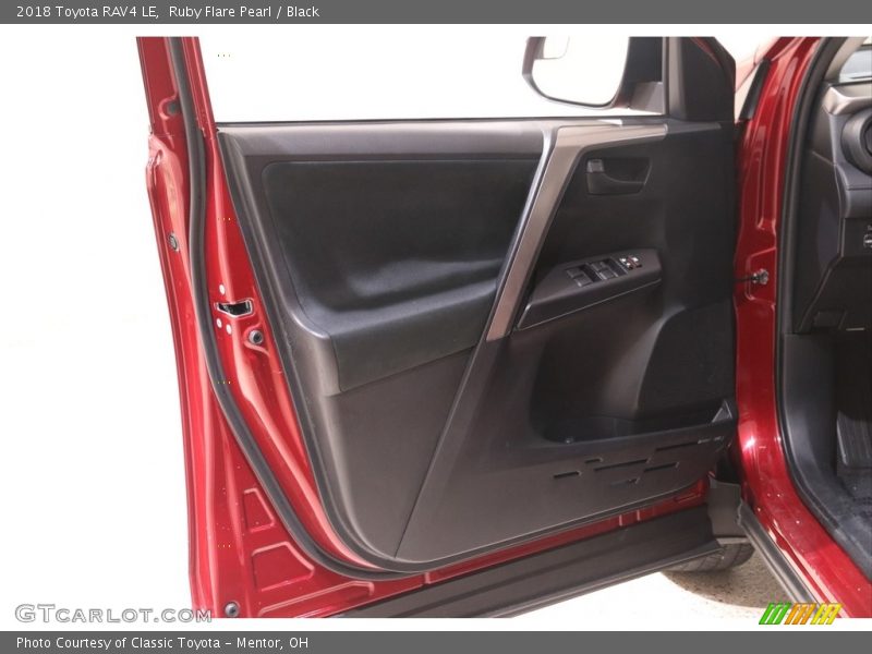 Ruby Flare Pearl / Black 2018 Toyota RAV4 LE