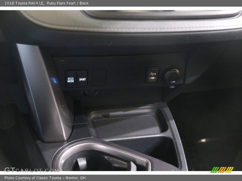 Ruby Flare Pearl / Black 2018 Toyota RAV4 LE