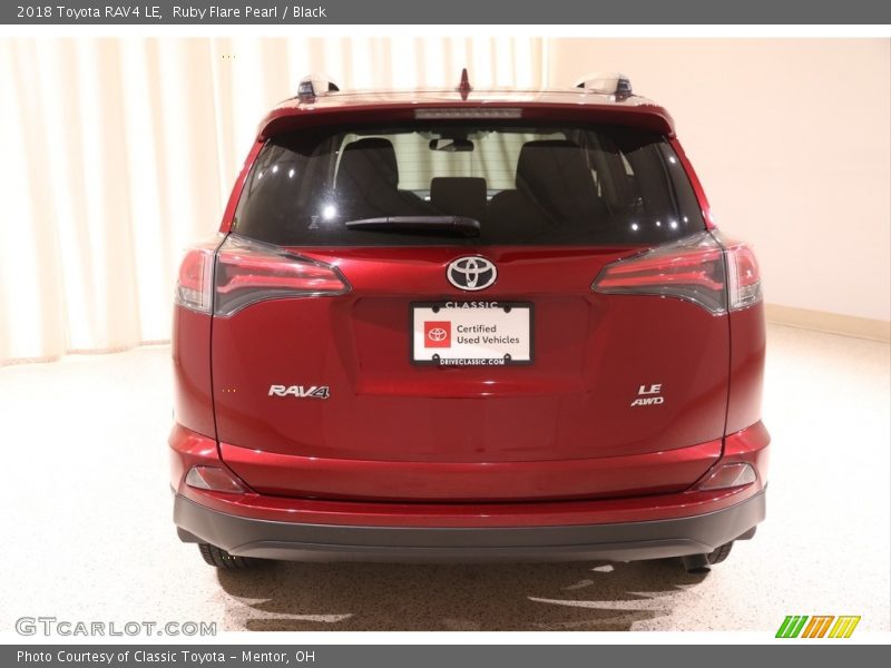 Ruby Flare Pearl / Black 2018 Toyota RAV4 LE
