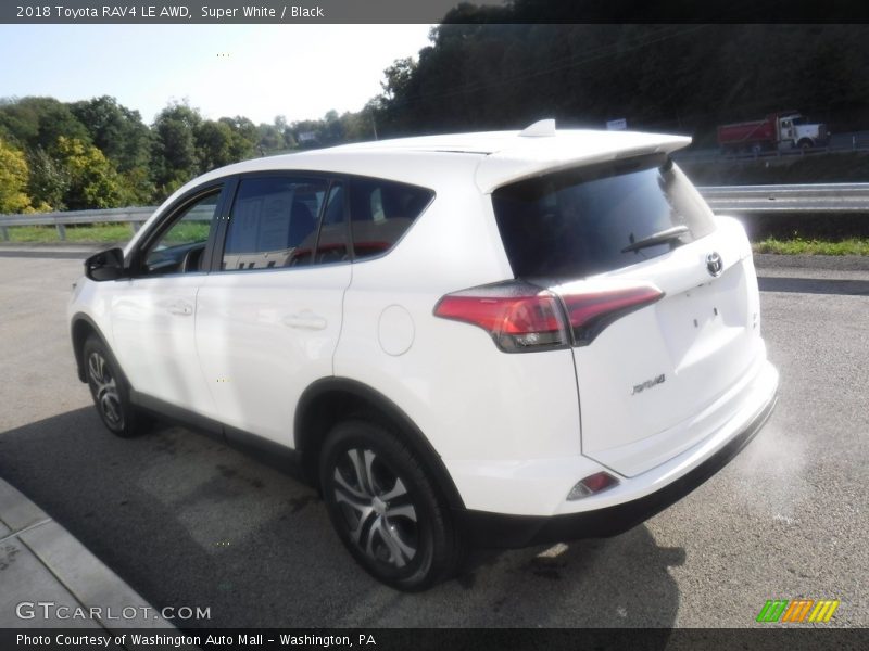 Super White / Black 2018 Toyota RAV4 LE AWD