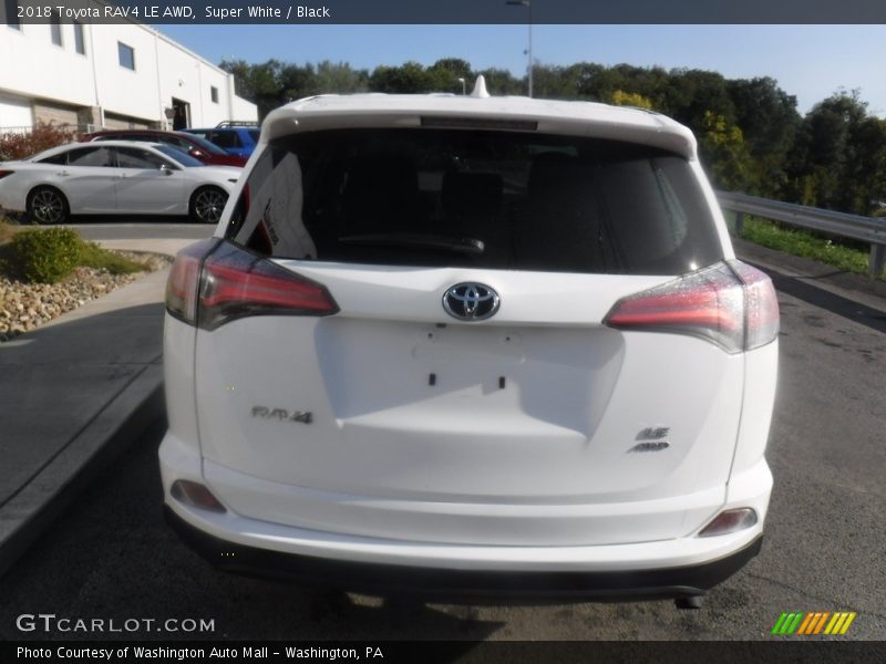 Super White / Black 2018 Toyota RAV4 LE AWD