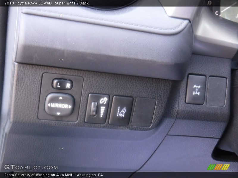 Super White / Black 2018 Toyota RAV4 LE AWD