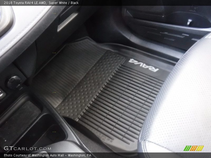 Super White / Black 2018 Toyota RAV4 LE AWD